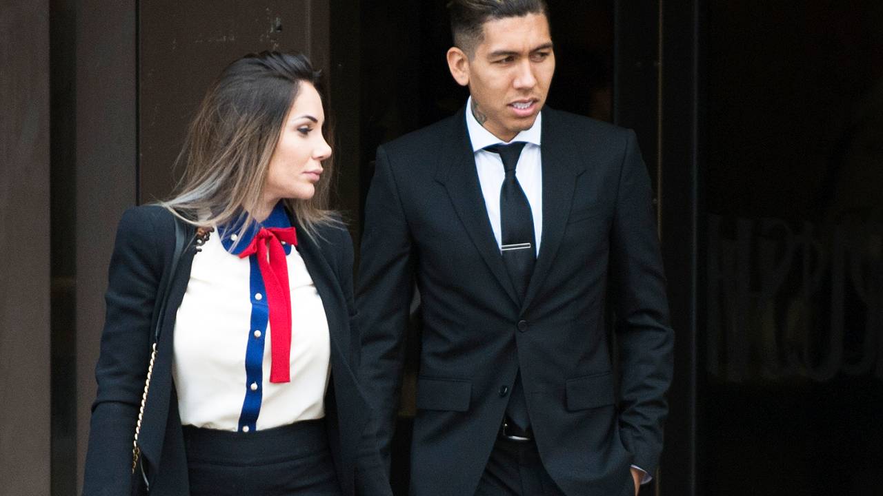 Roberto Firmino chegou ao tribunal em Liverpool acompanhado de sua esposa - 01/02/2017