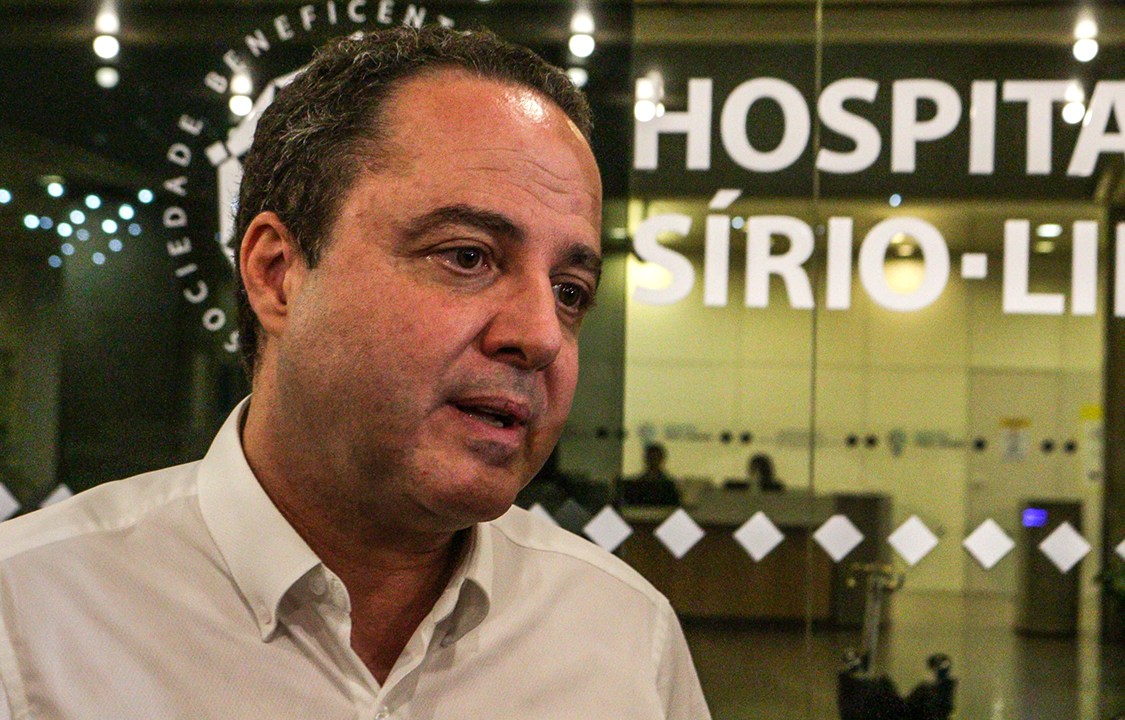 O doutor Roberto Kalil Filho dá entrevista em frente do Hospital Sírio Libanês em São Paulo