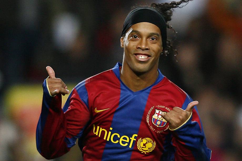 Ronaldinho Gaúcho comemora gol pelo Barcelona, em 2007