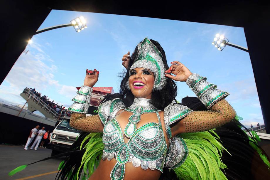 Com o enredo 'Convivium – sente-se à mesa e saboreie', a escola de samba Rosas de Ouro desfila no Sambódromo do Anhembi, em São Paulo - 26/02/2017