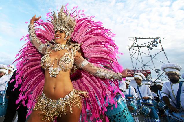Com o enredo 'Convivium – sente-se à mesa e saboreie', a escola de samba Rosas de Ouro desfila no Sambódromo do Anhembi, em São Paulo - 26/02/2017 Com o enredo 'Convivium – sente-se à mesa e saboreie', a escola de samba Rosas de Ouro desfila no Sambódromo do Anhembi, em São Paulo - 26/02/2017