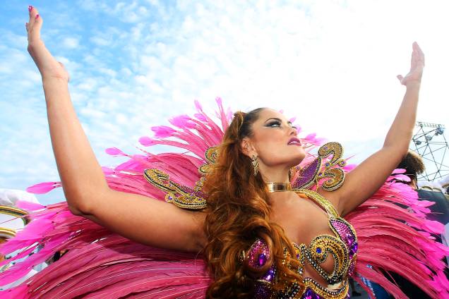 A rainha de bateria da Rosas de Ouro, Ellen Roche, durante o segundo dia dos desfiles das escolas de samba, no Sambódromo do Anhembi, em São Paulo (SP) - 26/02/2017 A rainha de bateria da Rosas de Ouro, Ellen Roche, durante o segundo dia dos desfiles das escolas de samba, no Sambódromo do Anhembi, em São Paulo (SP) - 26/02/2017