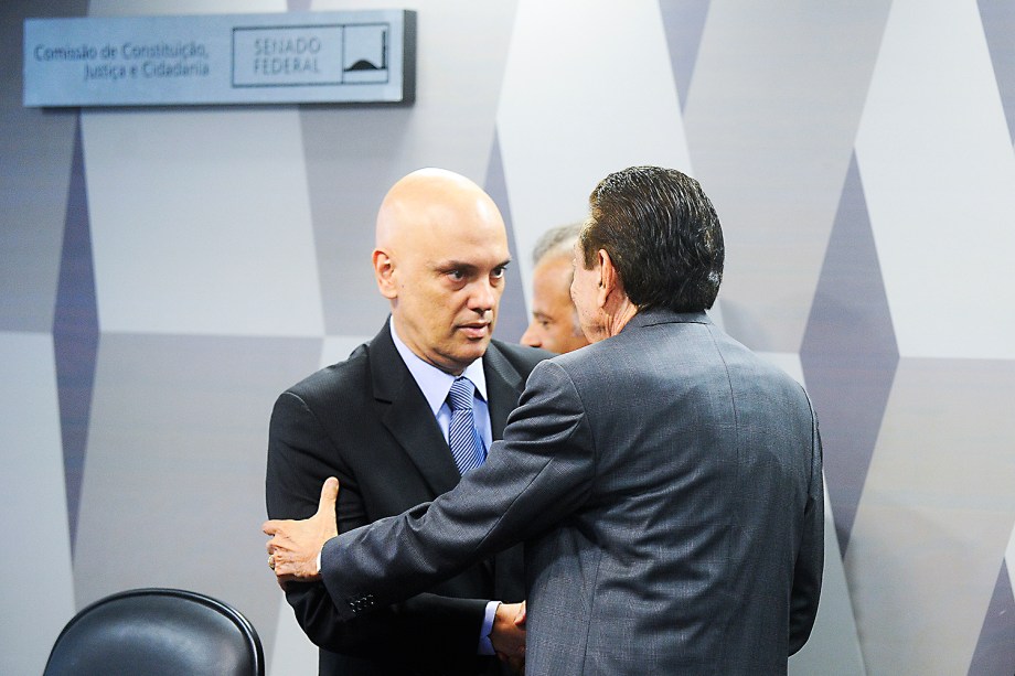 Alexandre de Moraes, indicado pelo presidente Michel Temer para o cargo de ministro do Supremo Tribunal Federal (STF), aperta a mão de Edison Lobão, presidente da CCJ (Comissão de Constituição, Justiça e Cidadania)