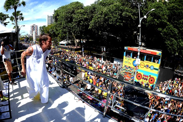 Cantor Saulo atrai multidões no sexto dia de Carnaval em Salvador
