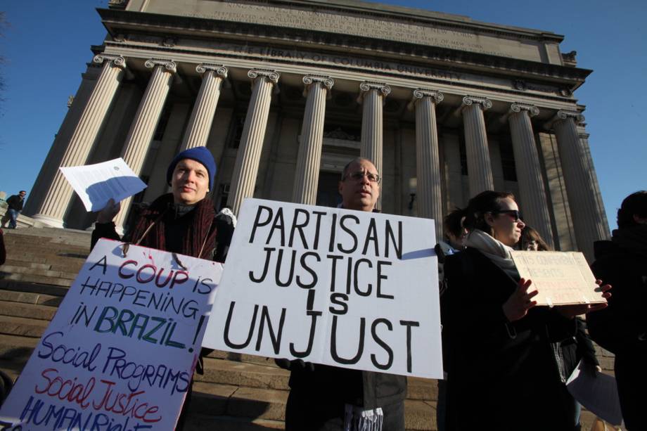 Manifestantes protestam contra o juiz Sérgio Moro na Universidade Columbia, em Nova York