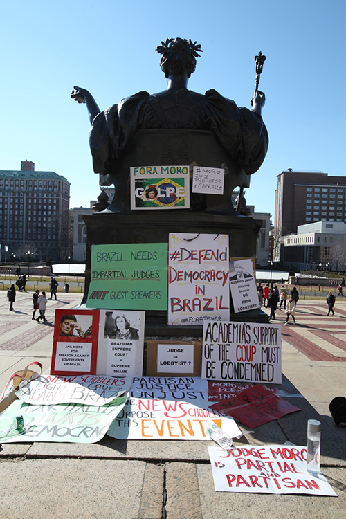 Manifestantes protestam contra o juiz Sérgio Moro na Universidade Columbia, em Nova York