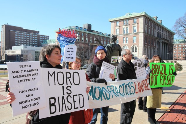 O juiz Sérgio Moro é alvo de protestos durante evento na Universidade Columbia, em Nova York