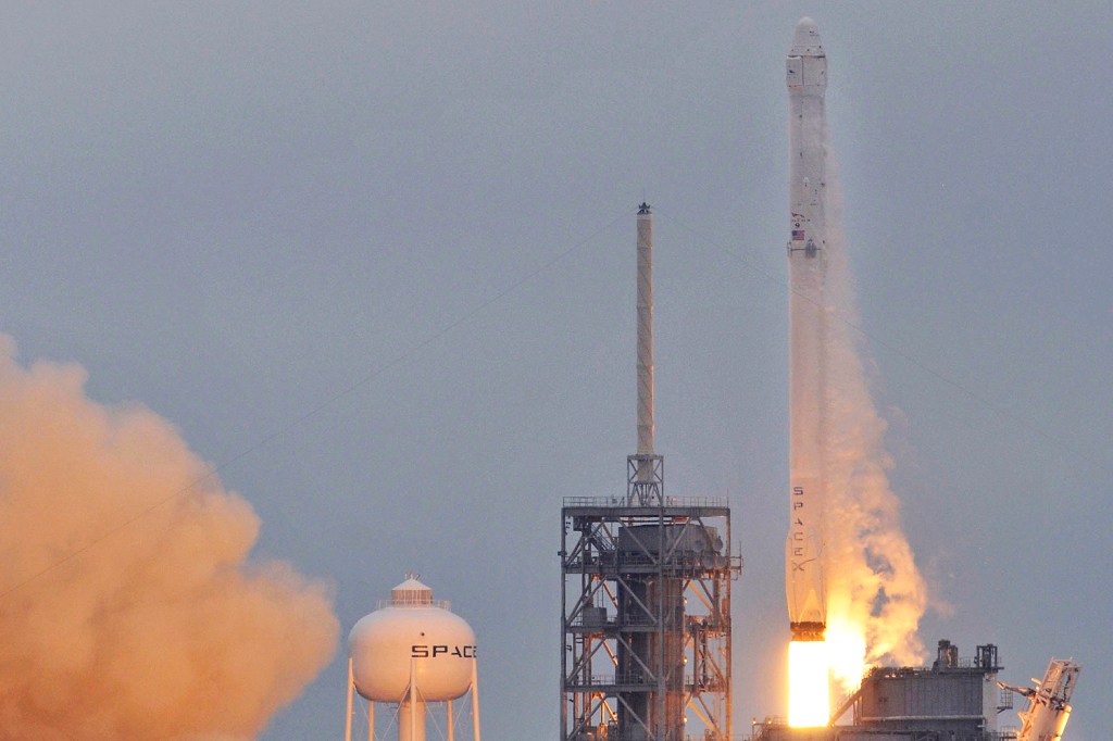 Foguete SpaceX Falcon 9 foi lançado da base aérea na Califórnia, neste domingo(19)