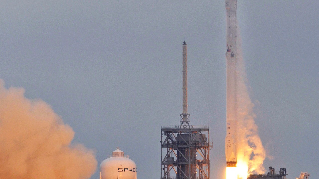 Foguete SpaceX Falcon 9 foi lançado da base aérea na Califórnia, neste domingo(19)