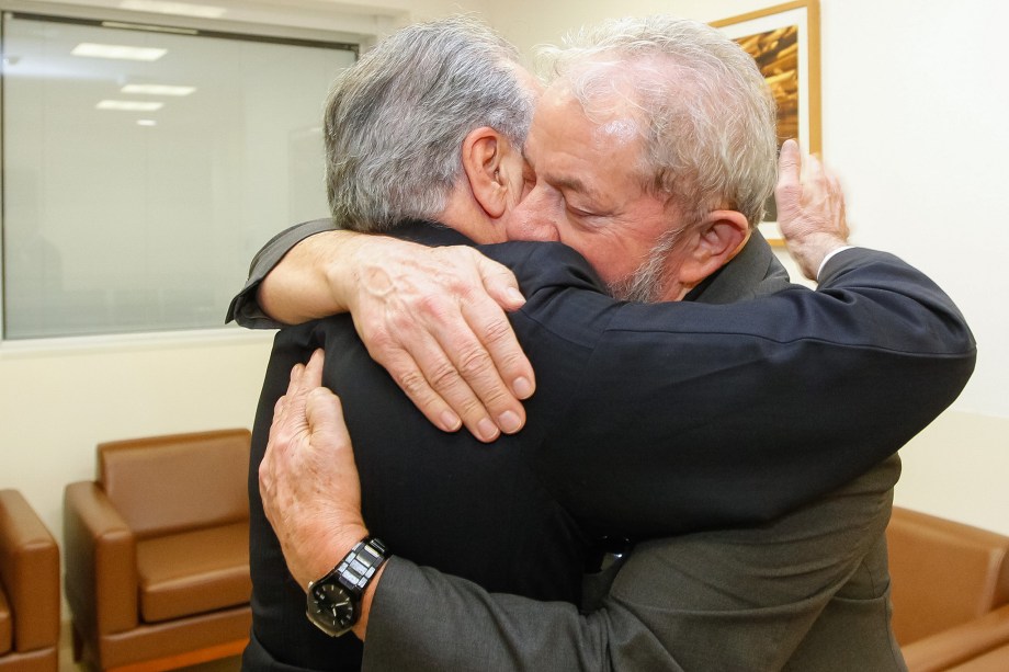 O presidente Michel Temer (MDB) presta solidariedade a Lula, após a morte de Marisa Letícia, em fevereiro de 2017. 
