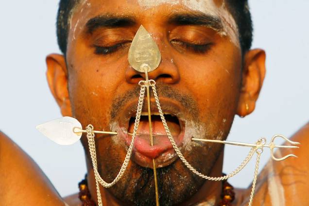 Devoto hindu participa de uma procissão durante o festival Thaipusam nas grutas Batu, em Kuala Lumpur na Malásia - 09/02/2017 Devoto hindu participa de uma procissão durante o festival Thaipusam nas grutas Batu, em Kuala Lumpur na Malásia - 09/02/2017
