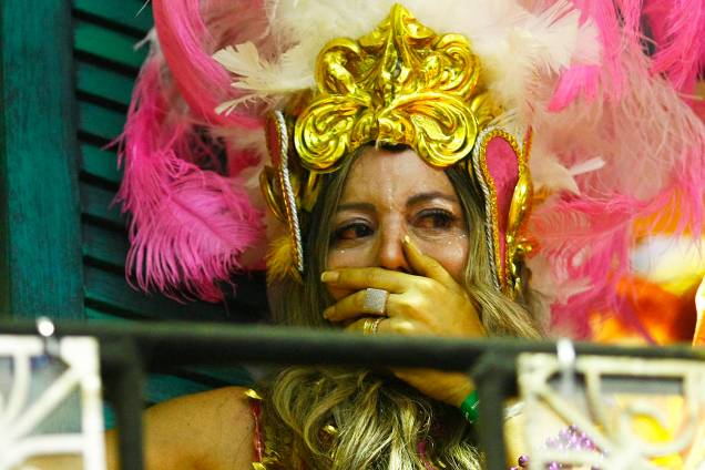 Componente da Unidos da Tijuca chora após parte de carro alegórico da escola de samba Unidos da Tijuca despencar e deixar ao menos 15 feridos no Sambódromo da Marquês de Sapucaí, no Rio de Janeiro (RJ), durante desfile. No dia anterior, acidente com carro da escola Paraíso do Tuiuti deixou mais 20 feridos - 28/02/2017 Componente da Unidos da Tijuca chora após parte de carro alegórico da escola de samba Unidos da Tijuca despencar e deixar ao menos 15 feridos no Sambódromo da Marquês de Sapucaí, no Rio de Janeiro (RJ), durante desfile. No dia anterior, acidente com carro da escola Paraíso do Tuiuti deixou mais 20 feridos - 28/02/2017