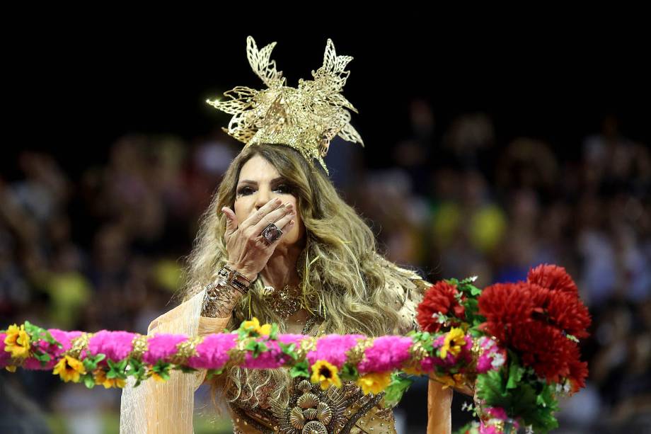 A cantora homenageada, Elba Ramalho, durante o desfile da Escola de Samba Tom Maior válida pelo Grupo especial, no Sambódromo do Anhembi em São Paulo (SP)