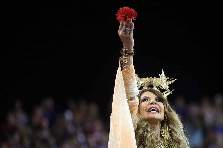 A cantora homenageada, Elba Ramalho, durante o desfile da Escola de Samba Tom Maior válida pelo Grupo especial, no Sambódromo do Anhembi em São Paulo (SP)