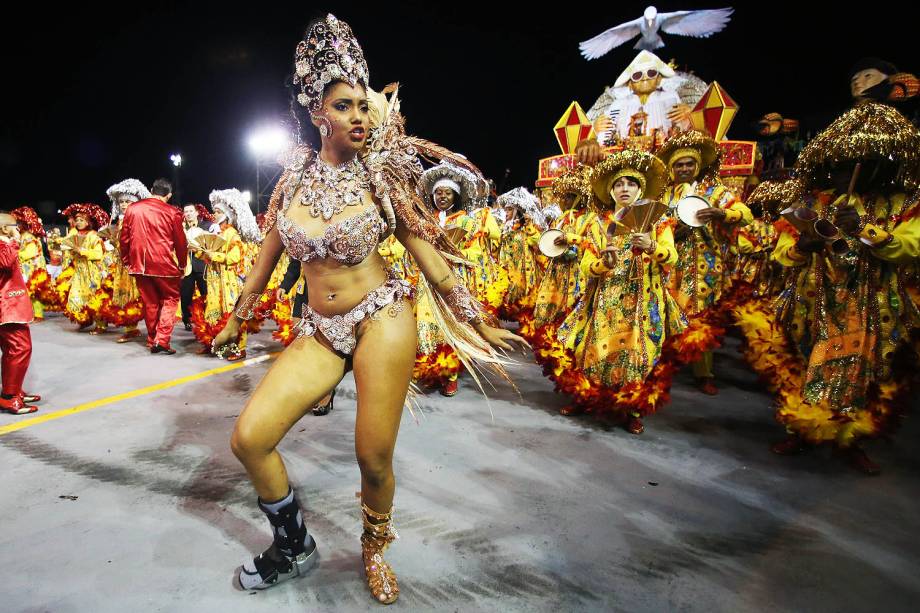 Pâmella Gomes rainha de bateria da escola de samba 'Tom Maior', no primeira dia de desfiles no Sambódromo do Anhembi, em São Paulo (SP). A escola homenageia a cantora Elba Ramalho - 24/02/2017