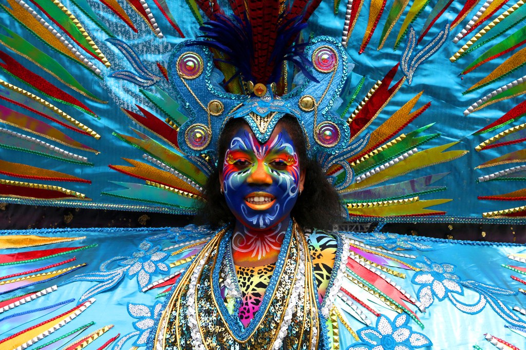 Carnaval pelo mundo - Trinidad e Tobago: Participante da Competição Anual de Carnaval da Sociedade da Cruz Vermelha para Crianças no Queen's Park Savannah em Porto da Espanha
