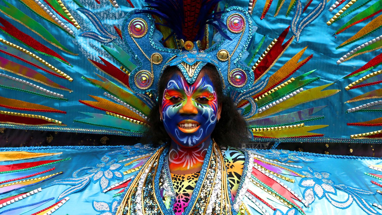 Carnaval pelo mundo - Trinidad e Tobago: Participante da Competição Anual de Carnaval da Sociedade da Cruz Vermelha para Crianças no Queen's Park Savannah em Porto da Espanha