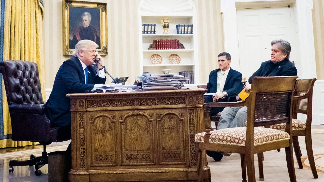 EMINÊNCIA PARDA - Bannon (à dir.) e Michael Flynn, conselheiro de segurança nacional (no centro), com Trump ao telefone