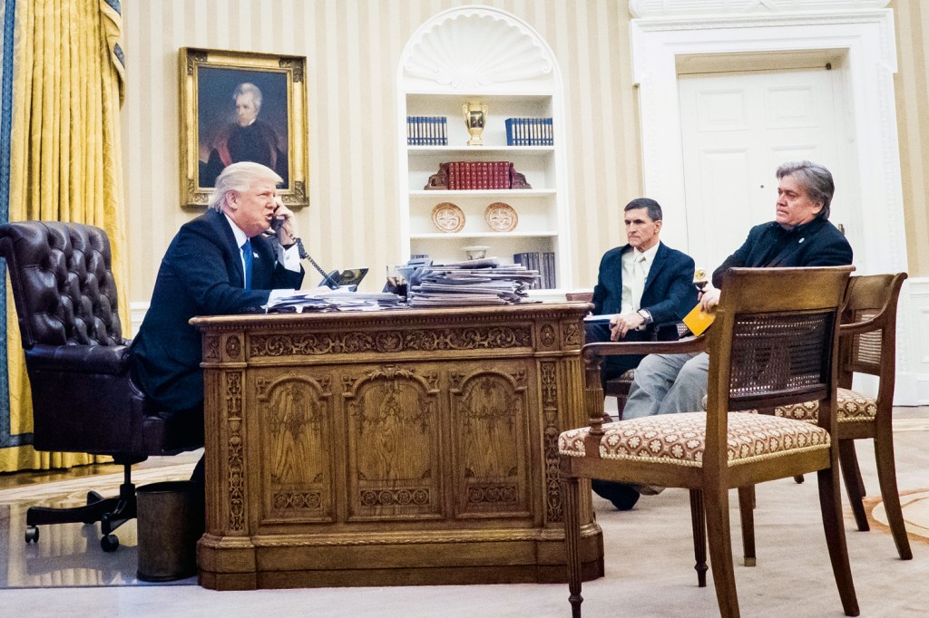 EMINÊNCIA PARDA - Bannon (à dir.) e Michael Flynn, conselheiro de segurança nacional (no centro), com Trump ao telefone
