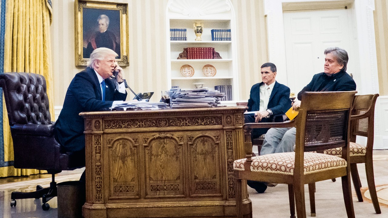 EMINÊNCIA PARDA - Bannon (à dir.) e Michael Flynn, conselheiro de segurança nacional (no centro), com Trump ao telefone