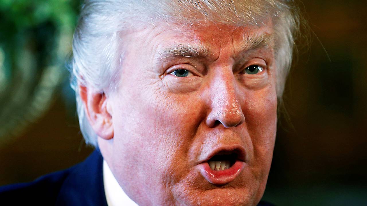 O Presidente dos EUA Donald Trump aperta a mão do novo Secretário de Segurança Nacional do Exército Tenente-General H.R. McMaster