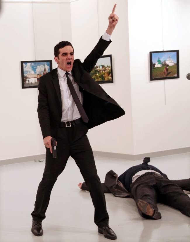 Mevlut Mert Altintas, momentos após assassinar Andrei Karlov, embaixador russo na Turquia, durante evento em dezembro de 2016