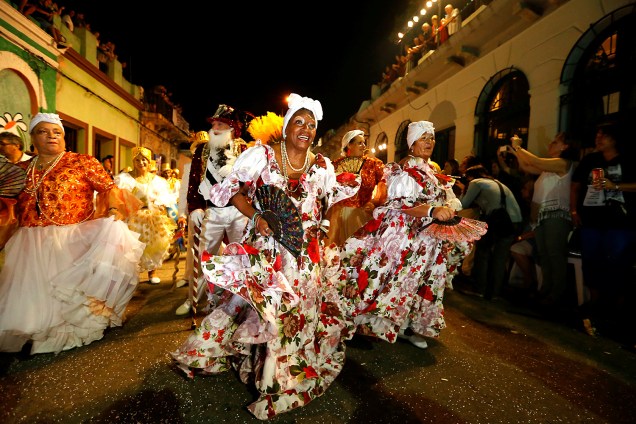 Carnaval pelo mundo - Uruguai : O grupo de carnaval Comparsa se apresenta no bloco Llamadas em Montevidéu - 10/02/2017