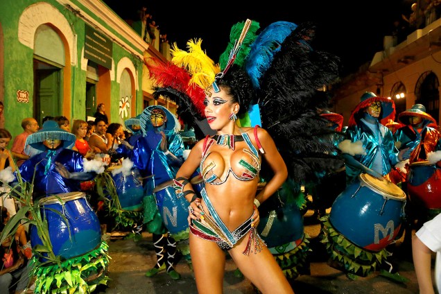 Carnaval pelo mundo - Uruguai : O grupo de carnaval Comparsa se apresenta no bloco Llamadas em Montevidéu - 09/02/2017