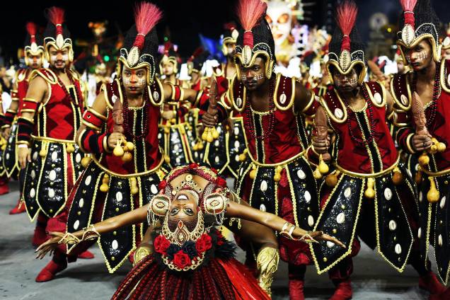 Com o enredo 'No xirê do Anhembi, a Oxum mais bonita que surgiu. Menininha, mãe da Bahia Ialorixá do Brasil', a escola de samba Vai-Vai desfila no Sambódromo do Anhembi, em São Paulo - 26/02/2017 Com o enredo 'No xirê do Anhembi, a Oxum mais bonita que surgiu. Menininha, mãe da Bahia Ialorixá do Brasil', a escola de samba Vai-Vai desfila no Sambódromo do Anhembi, em São Paulo - 26/02/2017