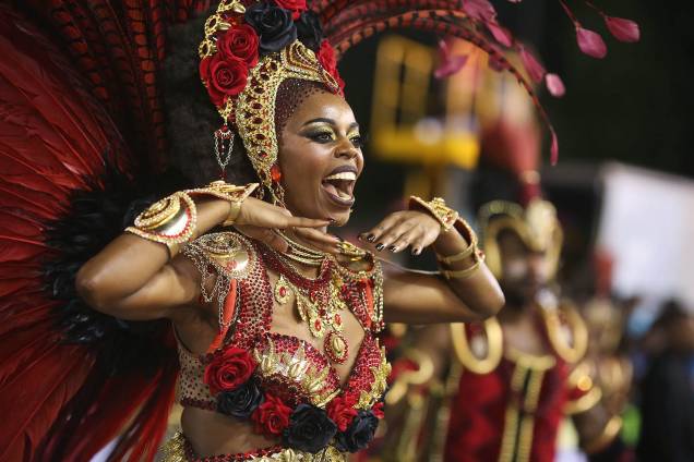 Com o enredo 'No xirê do Anhembi, a Oxum mais bonita que surgiu. Menininha, mãe da Bahia Ialorixá do Brasil', a escola de samba Vai-Vai desfila no Sambódromo do Anhembi, em São Paulo - 26/02/2017 Com o enredo 'No xirê do Anhembi, a Oxum mais bonita que surgiu. Menininha, mãe da Bahia Ialorixá do Brasil', a escola de samba Vai-Vai desfila no Sambódromo do Anhembi, em São Paulo - 26/02/2017