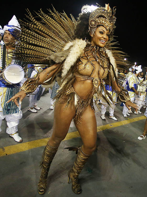 A rainha de bateria da Vai-Vai, Camila Silva, durante o segundo dia dos desfiles das escolas de samba, no Sambódromo do Anhembi, em São Paulo (SP) - 26/02/2017 A rainha de bateria da Vai-Vai, Camila Silva, durante o segundo dia dos desfiles das escolas de samba, no Sambódromo do Anhembi, em São Paulo (SP) - 26/02/2017