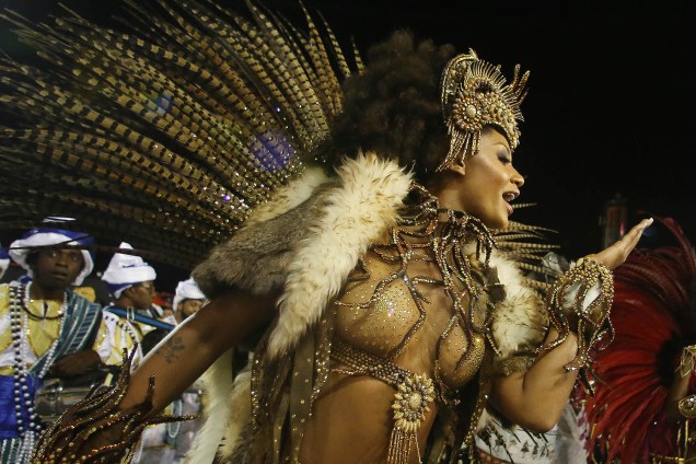 A rainha de bateria da Vai-Vai, Camila Silva, durante o segundo dia dos desfiles das escolas de samba, no Sambódromo do Anhembi, em São Paulo (SP) - 26/02/2017