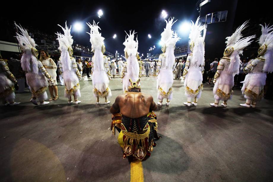 Com o enredo 'No xirê do Anhembi, a Oxum mais bonita que surgiu. Menininha, mãe da Bahia Ialorixá do Brasil', a escola de samba Vai-Vai desfila no Sambódromo do Anhembi, em São Paulo - 26/02/2017