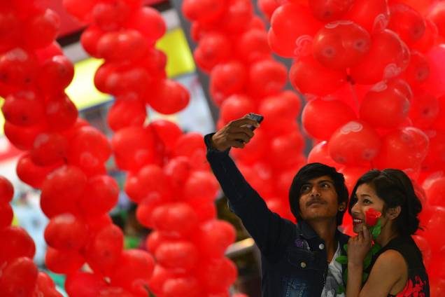 Casal tira selfie em shopping center decorado para o dia de São Valentim, no Nepal Casal tira selfie em shopping center decorado para o dia de São Valentim, no Nepal