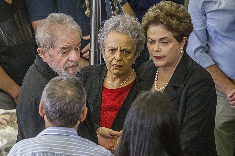 A ex-presidente Dilma Rouseff comparece ao velório da ex-primeira-dama Marisa Letícia Lula da Silva, que acontece no Sindicato dos Metalúrgicos em São Bernardo do Campo, São Paulo