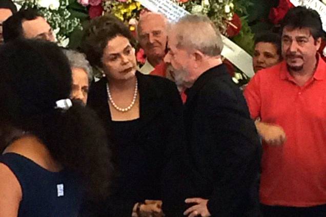 Dilma comparece ao velório de Marisa Letícia, ex-primeira-dama