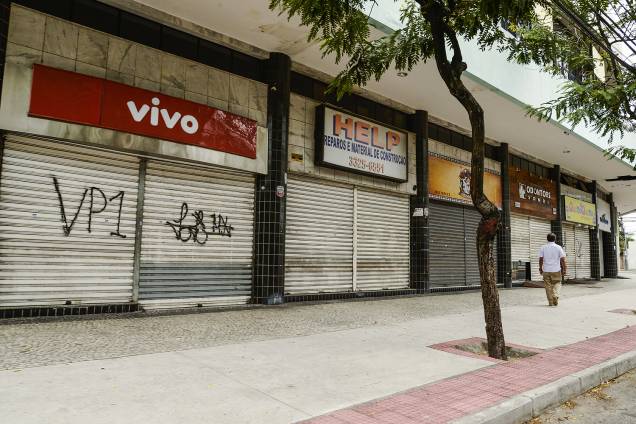 Lojas fechadas em Vitória em virtude da manifestação de familiares dos policiais militares do Espirito Santo, em frente ao Batalhão da PM na capital, que impede a saída das viaturas para patrulhamento nas ruas.