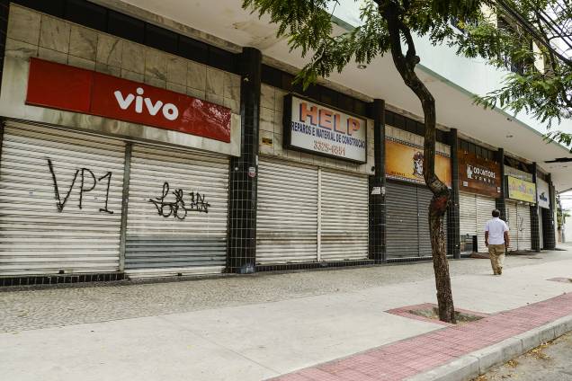 Lojas fechadas em Vitória em virtude da manifestação de familiares dos policiais militares do Espirito Santo, em frente ao Batalhão da PM na capital, que impede a saída das viaturas para patrulhamento nas ruas. Lojas fechadas em Vitória em virtude da manifestação de familiares dos policiais militares do Espirito Santo, em frente ao Batalhão da PM na capital, que impede a saída das viaturas para patrulhamento nas ruas.