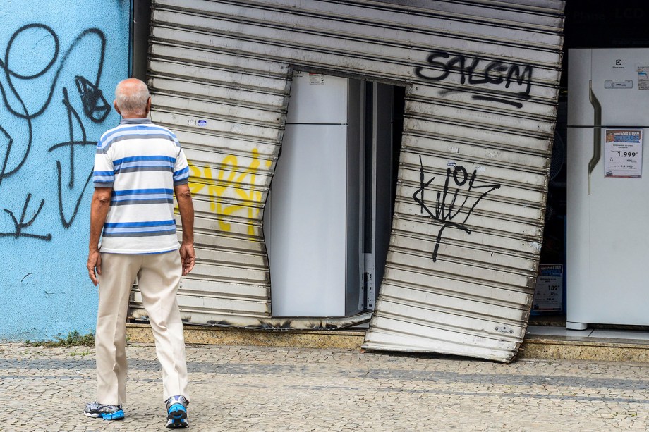 Violência no Espírito Santo - Loja das Casas Bahia que foi arrombada e assaltada na noite de domingo (05/02)