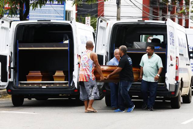 Funerárias retiram corpos do IML de Vitória após greve da Polícia Militar - As ruas do Espírito Santo seguem praticamente sem policiamento, com um movimento de familiares de policiais militares bloqueando a saída de viaturas - 07/02/2017 Funerárias retiram corpos do IML de Vitória após greve da Polícia Militar - As ruas do Espírito Santo seguem praticamente sem policiamento, com um movimento de familiares de policiais militares bloqueando a saída de viaturas - 07/02/2017