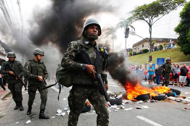 Manifestantes protestam contra a falta de polícia nas ruas queimando pneus em frente ao quartel central da PM do Espírito Santo - 07/02/2017