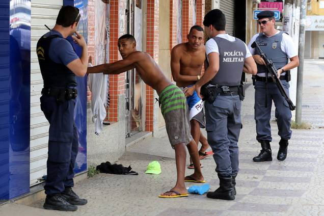Policiais abordam homens durante onda de violência em Vitória, Espírito Santo Policiais abordam homens durante onda de violência em Vitória, Espírito Santo