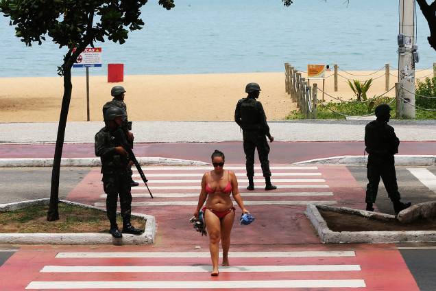 Soldados do Exército patrulham praia em Vila Velha (ES). Crise na segurança pública do Espírito Santo levou caos ao estado e à capital Vitória, com a greve da Polícia Militar - 08/02/2017