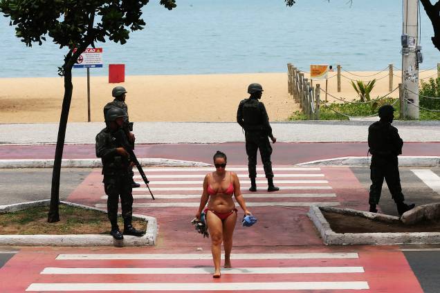 Soldados do Exército patrulham praia em Vila Velha (ES). Crise na segurança pública do Espírito Santo levou caos ao estado e à capital Vitória, com a greve da Polícia Militar - 08/02/2017 Soldados do Exército patrulham praia em Vila Velha (ES). Crise na segurança pública do Espírito Santo levou caos ao estado e à capital Vitória, com a greve da Polícia Militar - 08/02/2017