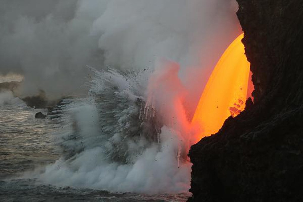 Vulcão expele lava em formato de cachoeira no Havaí