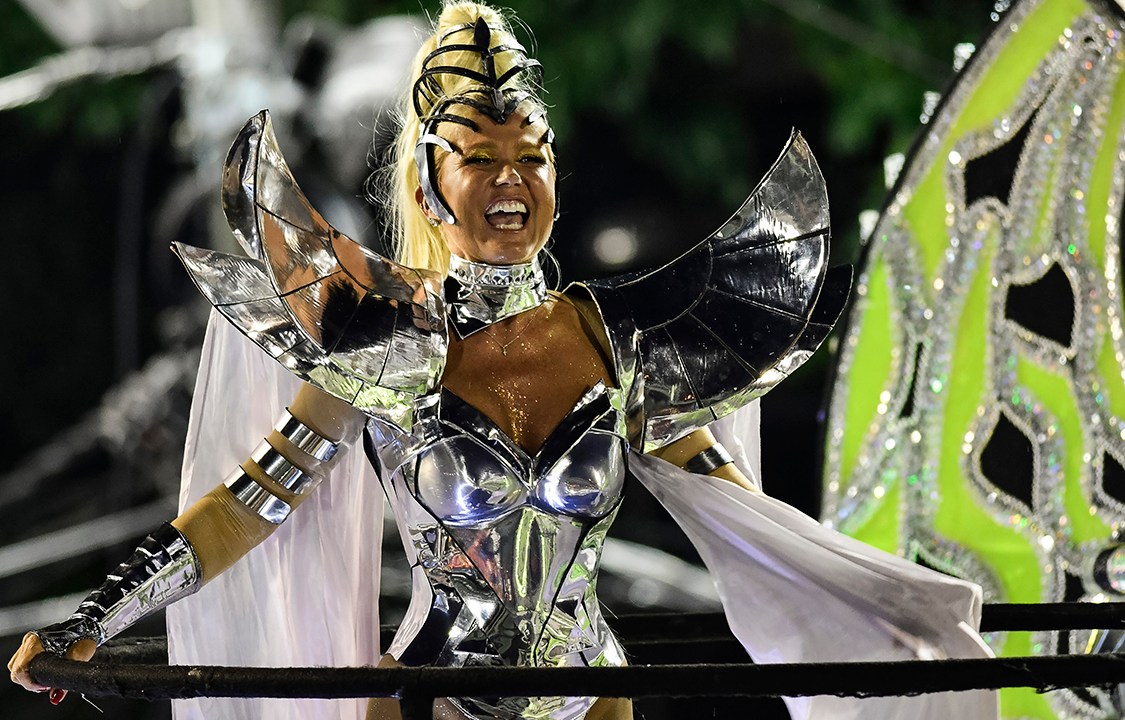 Apresentadora Xuxa no desfile da escola de samba Acadêmicos do Grande Rio, segunda escola a entrar na avenida pelo Grupo Especial, no Sambódromo da Marquês de Sapucaí, centro do Rio de Janeiro
