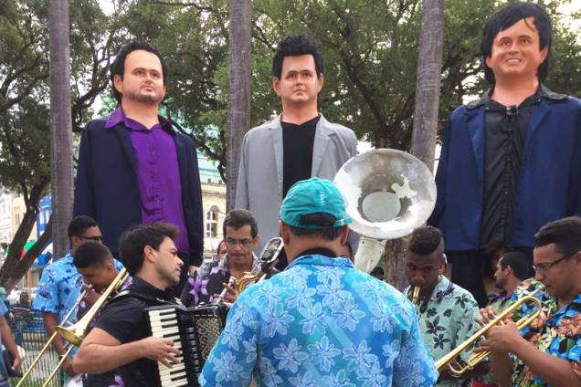 Zezé di Camargo toca acordeão junto de outros músicos em frente aos bonecos de Olinda Zezé di Camargo toca acordeão junto de outros músicos em frente aos bonecos de Olinda