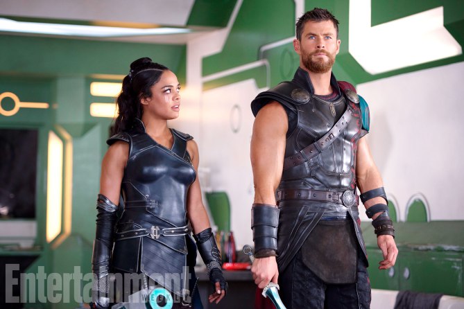 Tessa Thompson (como Valkyrie) e Chris Hemsworth (Thor) em 'Thor: Ragnarok'