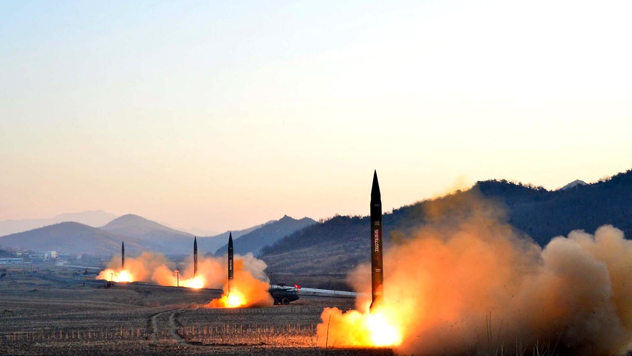 Imagens do dia- Testes com mísseis em Pyongyang, Coréia do Norte - Foto divulgada em 07/03/2017