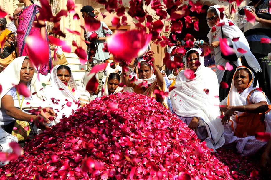 Viúvas indianas celebram o festival Holi em Vrindavan - 09/03/2017